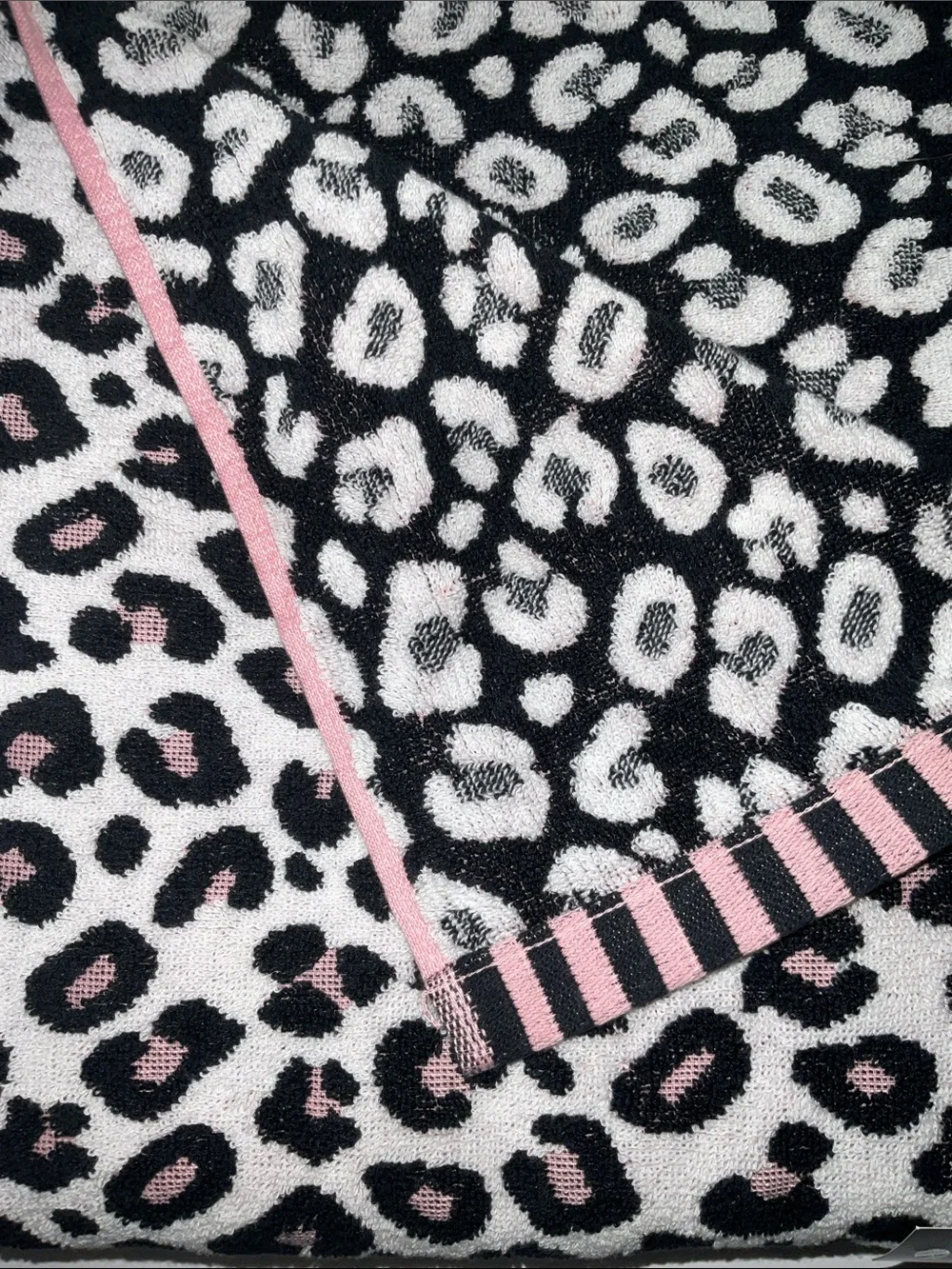 BEBE WHITE BLACK LEOPARD PRINT PINK HEM 4pc. 2 BATH 2 HAND TOWEL SET NWT
